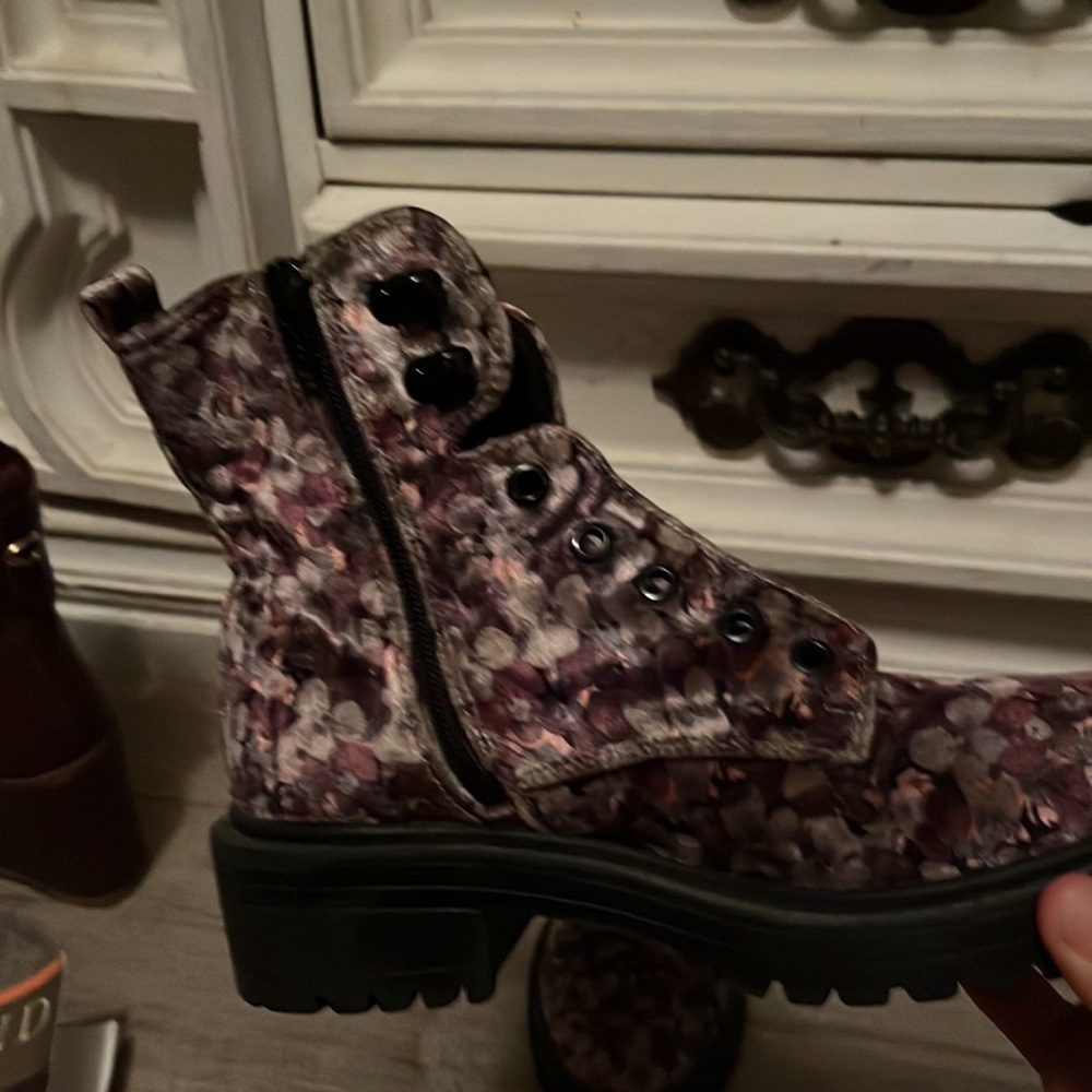 Boots - Picture 4 of 6